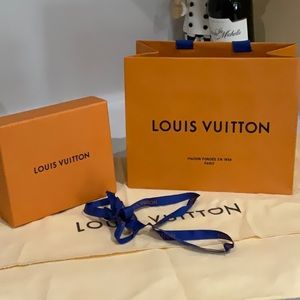 💯 Authentic Louis Vuitton box And paper bag